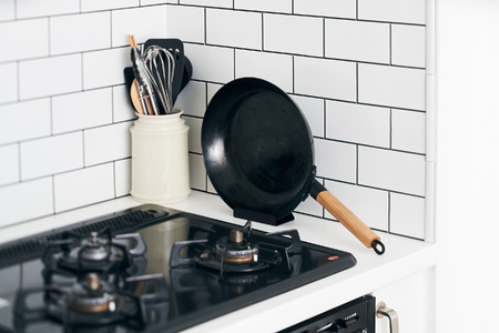 D194 ライクイット PAN-01オーブンでも使える鉄フライパン26cm【フライパン 鉄 藤田金属 like-it FUJITA IH ガス 26センチ 木製 着脱 ハンドル スタンド付 日本製 オーブン 町工場 職人 長持ち 国産 大阪府 八尾】