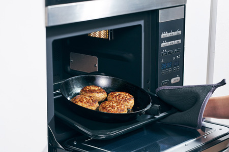 D194 ライクイット PAN-01オーブンでも使える鉄フライパン26cm【フライパン 鉄 藤田金属 like-it FUJITA IH ガス 26センチ 木製 着脱 ハンドル スタンド付 日本製 オーブン 町工場 職人 長持ち 国産 大阪府 八尾】