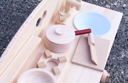 手作り木製ままごとキッチンＤＨＫ 素材色バージョン 吉野桧製フライパンお鍋付き