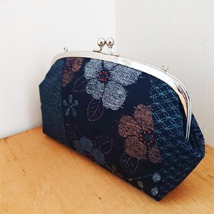 和柄の親子がまぐちショルダーバッグ(紺)とショルダー紐のセット _装飾