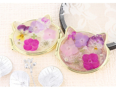 猫ちゃん型コンパクトミラー カラフルな押し花が美しい【ミルク／compact-19】｜コンパクトミラー ミラー ミニ鏡 手鏡 拡大鏡 携帯 おしゃれ かわいい 丸 かわいい オシャレ 手作り ギフト プレゼント コンパクト 上品 猫 押し花 [1080]