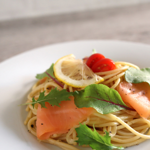 [大判]《スモーク ノルウェーサーモン》300g (60g×5P) 熟練職人の手切り [1138]