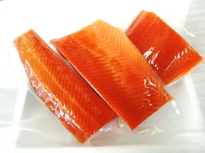 《スモークサーモン ブロック》半身分 (約800g／部位別に3カット) [1164]