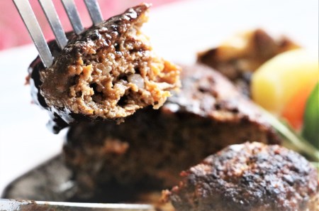 近江牛【極み】トリュフ入りハンバーグ(焼き上げ) 100%近江牛A5シャトーブリアン使用 2個入り 自家製デミグラスソース付｜お肉 肉 牛肉 デミグラスソース 惣菜 冷凍 個包装 簡単調理 おかず おつまみ 贈答用 贈り物 ギフト 個包装 小分け [0418]