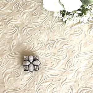 淡水パールとスワロフスキー®クリスタルのスクエアブローチ(シルバー)