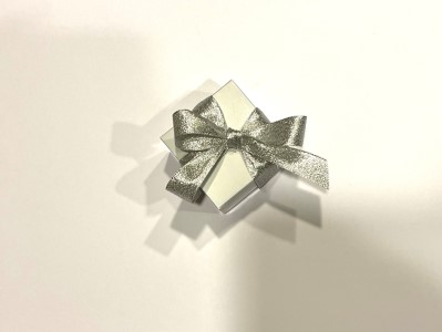 淡水パールとスワロフスキー®クリスタルのスクエアブローチ(シルバー)