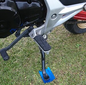 アルミバイク用サイドスタンドプレート ポケットサイズ＆カラビナ付き｜泥濘・砂利・雨天時の転倒防止に｜軽量50g＆持ち運び便利なカラビナフック付き｜カラーアルマイト仕様 全4色（レッド）｜アウトドア・ツーリングに最適｜大阪府河内長野市返礼品