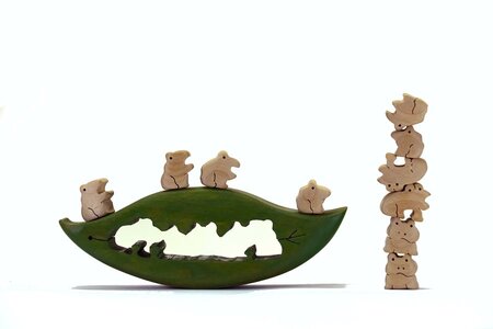 カエルゆらゆら　知育玩具 木製パズル おもちゃ プレゼント 男の子 女の子 誕生日 クリスマス 子供 大人 ギフト つみき 積み木 送料無料 積木 木のおもちゃ 動物つみき バランス ごっこ遊び 木製玩具 知育玩具 子ども 国産 安心 安全 出産祝い お祝い 贈り物 日本製 無塗装 ナチュラル 職人 手作り プレゼント