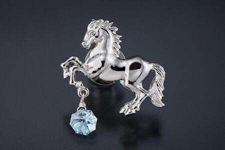 102108ー1「駿馬&ブルートパーズ」ピンブローチ