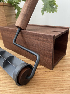 ウォルナット材とアイアンを使ったオリジナル粘着ローラー
