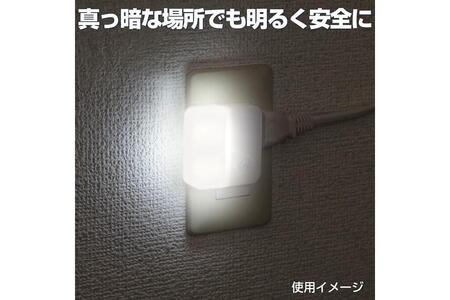 LEDセンサー付ライト　コンセント差込タイプ　ホワイト　PM-LC301(W)