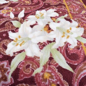 日本製 廊下カーペット 80cm×120cm 【ユリ柄】 滑り止め加工 (エンジ)【1273100】