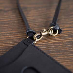 【本革 パスケース】ICカード 社員証 両面 2枚収納 ストラップ付き【apo-08hn-BK】【1396188】