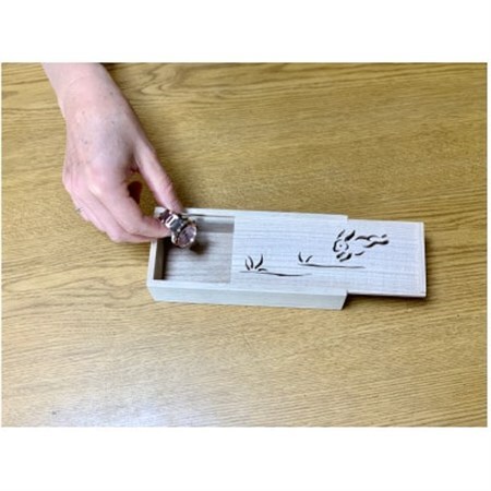 伝統的工芸品 大阪欄間彫刻 Ranma Case 兎 桐箱【1373458】