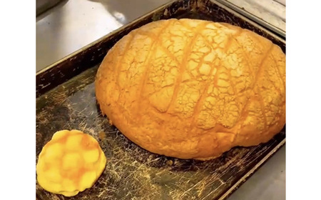 20倍の衝撃!顔より大きい 超巨大メロンパン1個(直径約33cm)_ パン ぱん