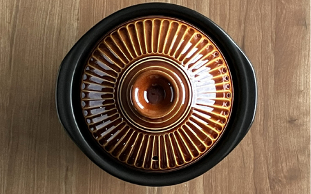 マジカル深土鍋 IH 2合炊き菊花 飴釉. - 土鍋でふっくらご飯！IH対応 水量目盛り線つき