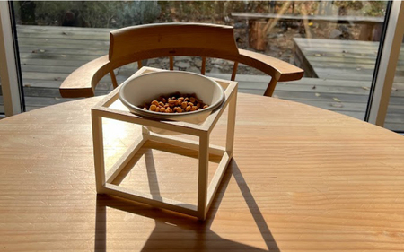 東大阪発大手メーカーの製造工場が作るペット用家具ボウルスタンド(サテングレー)