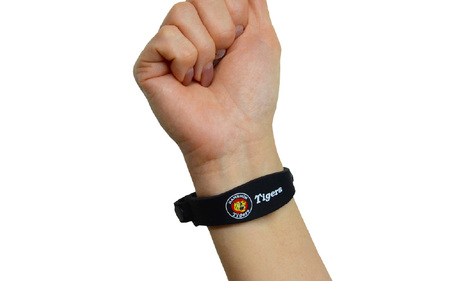 ミヤ シックオフ 阪神タイガース 〈両手首に巻くだけで突起部の圧力により末梢神経を刺激し、効果を発揮〉