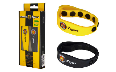 ミヤ シックオフ 阪神タイガース 〈両手首に巻くだけで突起部の圧力により末梢神経を刺激し、効果を発揮〉