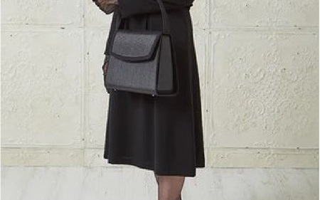 【慶弔兼用】2WAY仕様の回転式金具付き　ホースヘアー・フォーマルバッグ　大型台形モデル 〈熟練の職人技が光るハイクラスのフォーマルバッグ〉