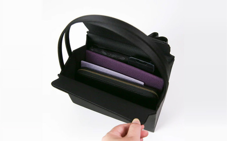 【ストレスフリー】インナーマグネット仕様のリボンデザインフォーマルバッグ　ブラック／上部開閉〈上部開閉で快適にご使用いただけるバッグ〉