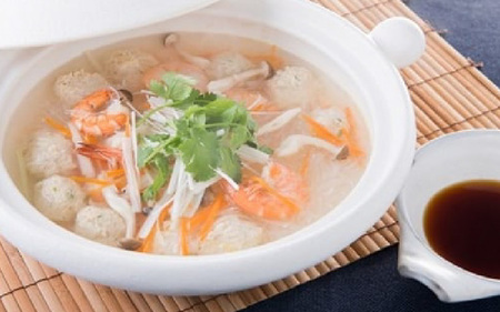 マジカルどなべクレイポット白Mサイズ - おしゃれに土鍋料理、キッチンが輝く!