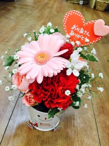 【母の日ギフト】お母さんへのプレゼントに！生花のアレンジメント【009D-052】