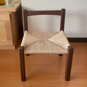 ペーパーコードで編み上げた 子供用椅子 (ウォールナット材)｜無垢材 [0119]