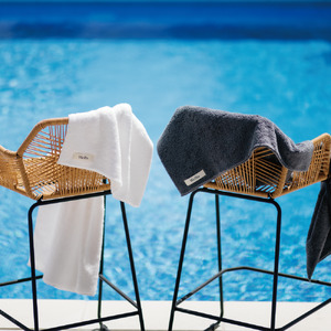 Wellis　バスタオル2枚 グレー　ランドリーバッグ付き　（009_5140_02）