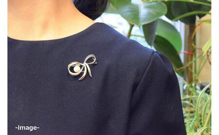 リボンブローチ白10ｍｍ