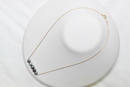 あこや黒染め真珠5個付きネックレス(ゴールド)