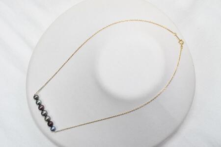 あこや黒染め真珠7個付きネックレス(ゴールド)