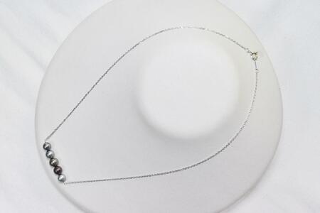 あこや黒染め真珠5個付きネックレス(シルバー)