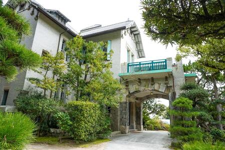 【LE UN 神戸迎賓館】ペアランチ食事券《グラススパークリング付、前菜・スープ・メイン料理・デザート・パン・食後の飲み物》