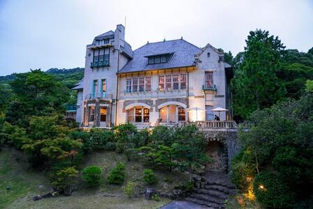 【LE UN 神戸迎賓館】ペアランチ食事券《グラススパークリング付、前菜・スープ・メイン料理・デザート・パン・食後の飲み物》