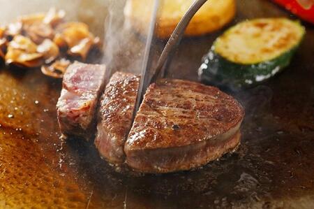 【鉄板焼　さざんか（ホテルオークラ神戸）】ペアランチまたはディナー食事券≪前菜、さざんかサラダ、魚介、焼野菜、国産牛ロース、ガーリックライスまたはご飯、赤出し、香の物、デザート、コーヒーまたは紅茶≫