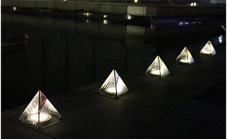 ピラミッド型ステンドランプ（屋外用／紫色）