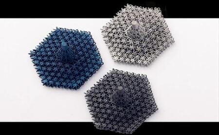 金属なのにしなやかに回る! 金属3Dプリンター製メタルコマ(ブルー)