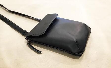 【alto.】縦型スマートショルダーバッグ AMSB-1030（ブラック）