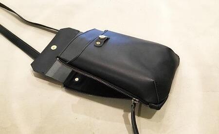 【alto.】縦型スマートショルダーバッグ AMSB-1030（ブラック）