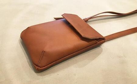 【alto.】縦型スマートショルダーバッグ AMSB-1030（ブラウン）