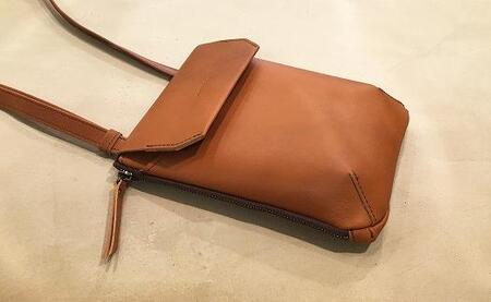 【alto.】縦型スマートショルダーバッグ AMSB-1030（ブラウン）