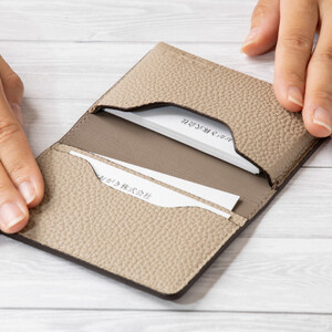 HEDGE　ドイツペリンガー社の本シュリンク牛革を使用した名刺入れ(グレージュ)【1156282】