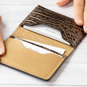 隅々までゴールド一色仕立ての名刺入れ[たつの市産クロコ型押し牛革]HEDGE【1433031】