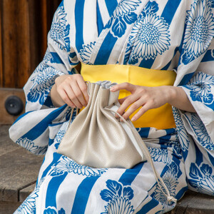 【シルバーホワイト】国産本革の巾着バッグ シュリンク型押し牛革使用(ショルダー付き)【1532417】