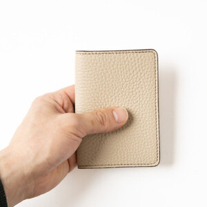 カジュアルで上品な運転免許証用カードケース(サンドベージュ)兵庫県たつの市産型押し牛革　HEDGE【1259532】