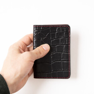 免許証をコンパクトに携帯できる ブラッククロコのカードケース[たつの市産型押し牛革]【1259640】