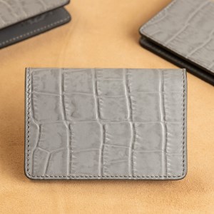 個性的でスタイリッシュ、耐久性も兼ね備えたクロコダイル模様の免許証入れ[国産型押し牛革(グレイ)]【1259643】
