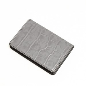 個性的でスタイリッシュ、耐久性も兼ね備えたクロコダイル模様の免許証入れ[国産型押し牛革(グレイ)]【1259643】