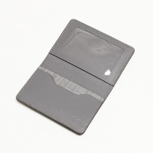 個性的でスタイリッシュ、耐久性も兼ね備えたクロコダイル模様の免許証入れ[国産型押し牛革(グレイ)]【1259643】